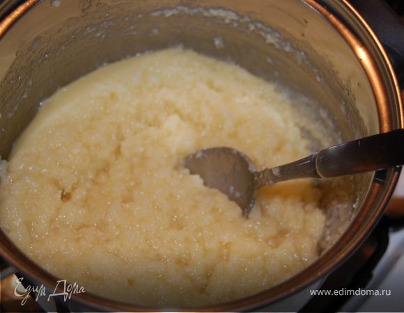 Поставить воду на огонь, положить в нее масло, сахар и соль. Когда закипит, снять с огня, добавить муку, быстро перемешивая. Дать массе немного остыть, вбить по одному яйца, каждый раз тщательно перемешивая до однородности.