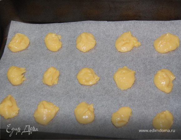 На противень, выстланный бумагой, ложкой выложить маленькие "комочки".