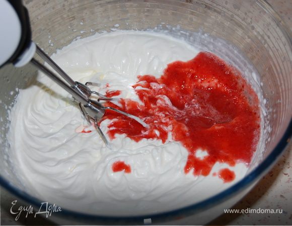 Клубнику измельчить в блендере до состояния пюре и добавить к взбитым сливкам. Перемешать.