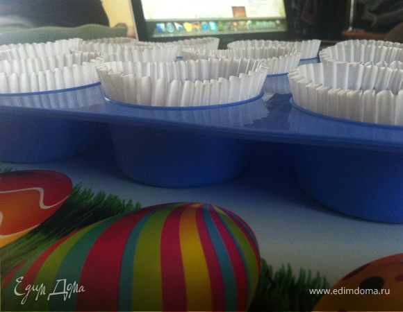 В бумажные формочки выложить массу. Чтобы капкейки не "расползлись" в формочках, вставить их в форму для выпекания из силикона.