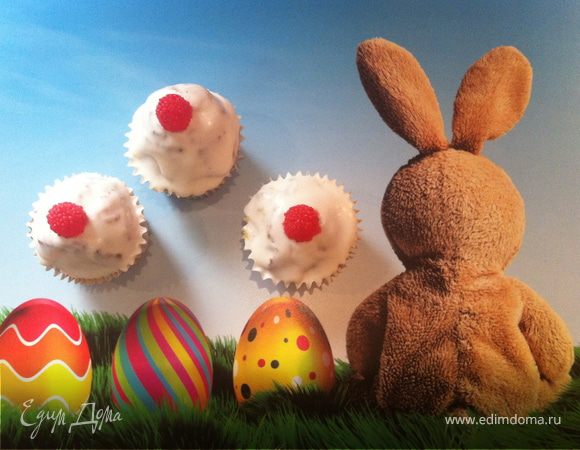 Готовим крем: сливки взбиваем с загустителем при помощи миксера минут 5.
Наносим на капкейки. Даем застыть. Украшаем конфетками.