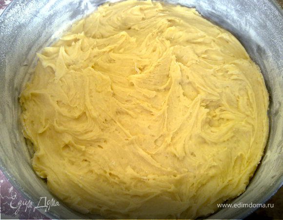 Размягченное масло взбить с сахаром, 1 пакетиком ванильного сахара  и щепоткой соли до образования пышного белого крема. Добавить по одному яйца, вымешивая на небольшой скорости. Всыпать смешанную с разрыхлителем муку, размешать.- Выложить тесто в подготовленную форму, разровнять.