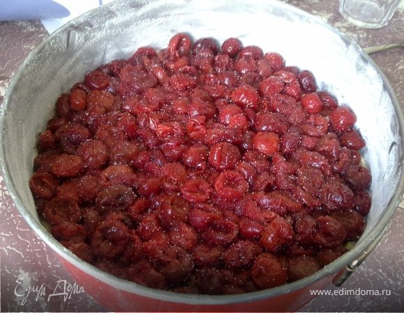 Высыпать на тесто вишню, слегка вдавить её в тесто.
