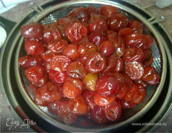  Вишню разморозить, слить сок, слегка отжимая.