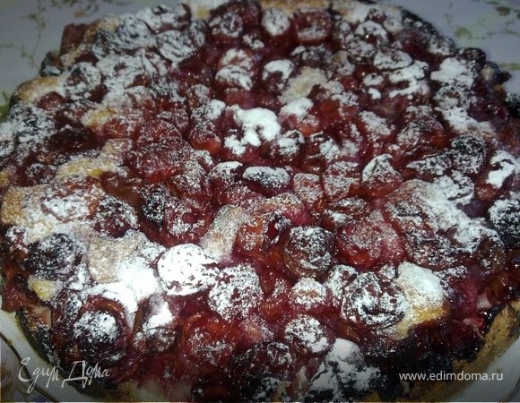 Выпекать при 180 °C 45 - 50 мин. Остывший пирог посыпать оставшимся ванильным сахаром и (или) сахарной пудрой.