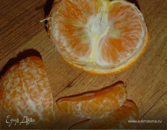 Очищаем мандарины, нарезаем небольшими кусочками.Курагу нарезаем небольшими кубиками. 	В миску выкладываем салатные листья,добавляем миндальные лепестки,мандарины и курагу.Выдавливаем сок из апельсина,лимона,мандарина,соединяем и добавляем оливковое масло,заправляем салат и наслаждаемся! Приятного аппетита!