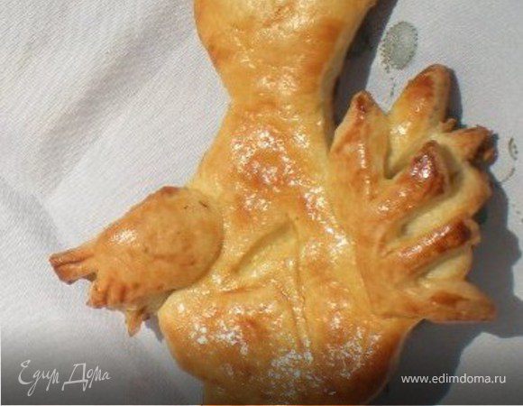 Просеять муку,дрожжи развести в воде.
В муку добавить дрожжи,масло,сахар и соль.Месить 3 минуты,затем поставить в холодное место на час.
Приготовить трафареты (можно самим нарисовать и вырезать) или готовые формочки использовать.