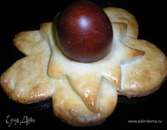 ЗАПЕЧЕНЫЕ ЯЙЦА
Из половины теста оставшегося от курочек вырезать цветочки,звёздочки (расчитано на 10-12 штук)Вырезаем большие и поменьше,которые будут накладываться один на другой.
Смазать яйцом смешанным с молоком и в центр воткнуть варёное яйцо так,чтобы подставка сохранила форму.
Запекать около 10 мин.Затем вынуть и раскрасить яйца.
Я воткнула уже крашеные в луковой шелухе яйца,а вы можете разукрасить яйца на свой вкус и цвет.