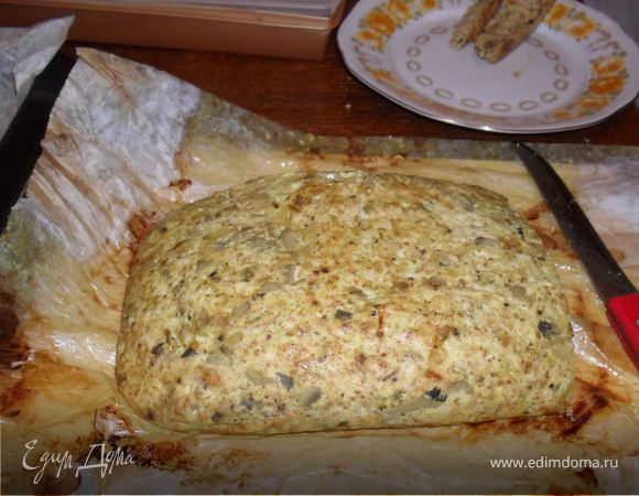 на противень устеленный бумагой для выпечки мокрыми руками сформировать буханочку,можно весь фарш положить в шкурку,снятую с курицы с крылышками,хорошо получается без всяких ниточек или зубочисточек без всякого скрепления,только руки надо всё время мыть и накрыть этой же бумагой,она ведь раскрывается,смело её намочить мокрыми руками,выпекать 30 минут при моей температуре 160 градусов,думаю в другой духовке надо 180