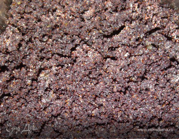 Мак заливаем крутым кипятком и оставляем набухать на 30 минут,затем сливаем воду(для этого воспользуемся ситом), перетираем его в ступке, или можно воспользоваться блендером. К маку добавляем цедру лимона, сахар и молоко.Просеиваем муку с разрыхлителем, измельчаем грецкие орехи и добавляем к маковой смеси, тщательно перемешиваем и раскладываем по формочкам. Выпекаем при температуре 180 гр. 20-25 минут.Маффины готовы.Приятного аппетита!