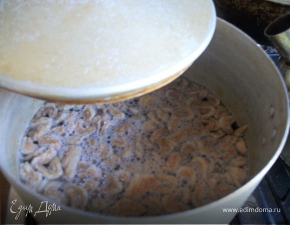 Вскипятите воду (примерно 2 л), засыпьте туда соевое мясо, накройте крышкой и оставьте разбухать на 10 минут.