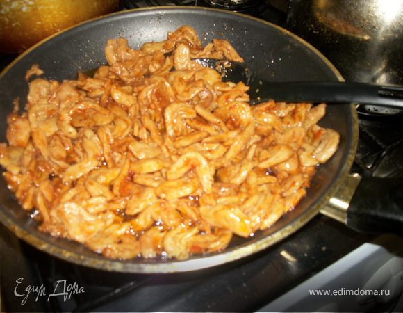 Нагрейте сковороду с маслом и положите соевое мясо. Добавьте соевый соус, приправы и кетчуп (томатную пасту) и жарьте до желаемого цвета.