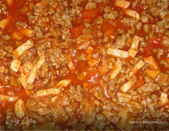 Фарш обжарить на сковороде в течении 3 мин., добавить буженину, томатную пасту и соус с шампиньонами, соль, перец. и потушить минут 5.