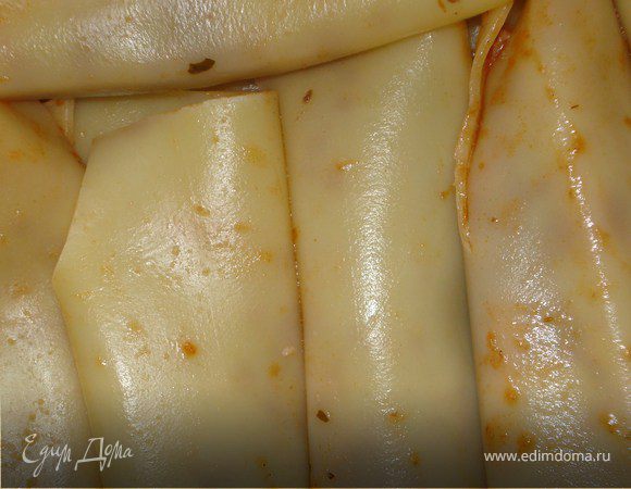 Начиняем трубочки фаршем и выкладываем в форму для запекания.