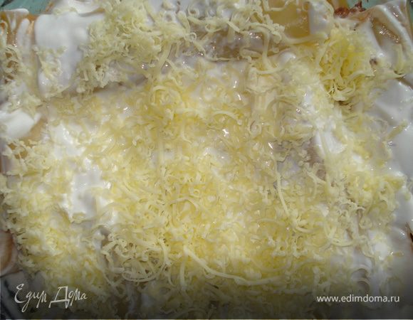 Заливаем  макароны сметаной и посыпаем сверху сыром.
Ставим в духовку на 15-20 минут.