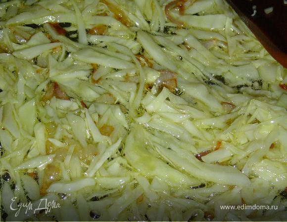 Для нашего блюда шинкуем капусту, нарезаем небольшими кусочками кабачок, лук, грибы и помидоры.На растительном масле обжариваем лук до золотистого цвета, затем добавляем капусту и обжариваем в течении 2-3 минут, после этого кладем грибы и обжариваем.К обжаренной капусте и грибам добавляем помидоры, а затем томатный сок. Тушим на медленном огне 10-15 минут, добавляем соль, перец,специи. Приятного аппетита!