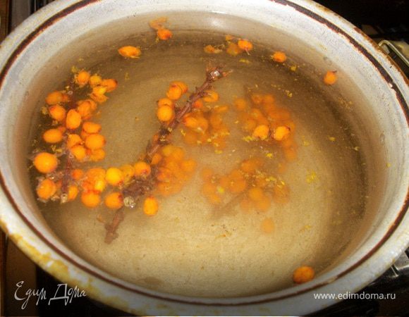 Налейте в кастюлю воду и положите свежую облепиху.