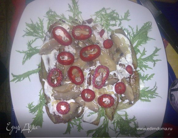 Первым делом жарим баклажаны и выкладываем на тарелку что-бы остыли. Отдельно жарим грибочки вместе с нашинкованым лучком. Брокколи тоже буквально 5 минут держим в кипящей воде. Нарезаем всё остольное. Как наши баклажанчики немного остыли, начинаем "строить". Выкладываем их на украшеную салатными листьями тарелку и намазываем майонезом (не забудьте посолить баклажаны если любите солёное). Дальше: выкладываем грибы и болгарский перец кольцами.
