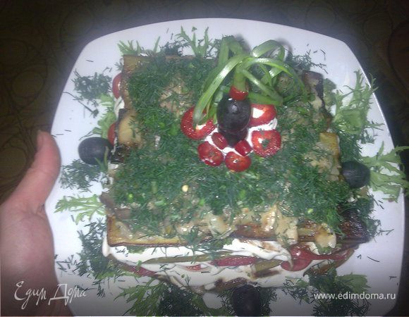 Дальше опять слой баклажанов, майнез, грибы и так далее до полного израсходования продуктов :) 

В конце посыпаем укропчиком и украшаем :) Можно либо употребить его в тёплом состоянии, либо отправить в холодильник на несколько часов :)