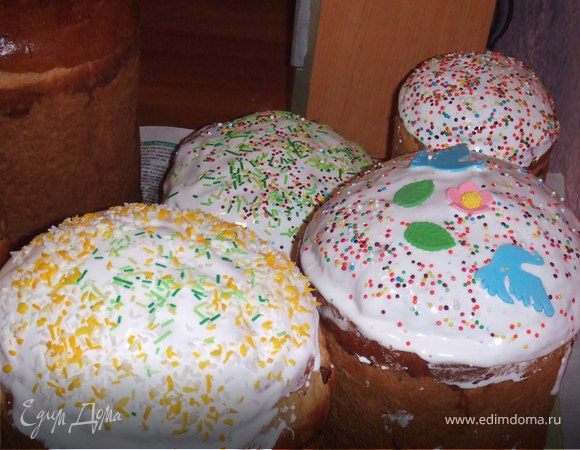 Когда все выпечено и остыло можно готовить глазурь: 1 белок взбить с 1 стаканом пудри, намазать верхушки куличей, обсыпать цветной посипкой.