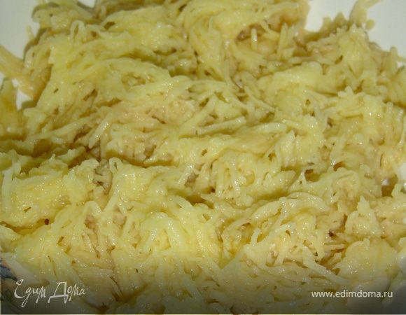 Картофель очистить, натереть на мелкой терке и хорошенько отжать.С яблоками поступить так же.Смешать яблоки с картофелем, добавить хрен, посолить, поперчить и тщательно перемешать.Из картофельно-яблочной массы сформировать биточки и обвалять их в муке.Обжарить на растительном масле,выложить на противень и запечь в духовке при температуре 200 гр. до хрустящей корочки.Приятного аппетита!!!