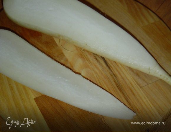 Редьку очищаем и разрезаем вдоль на две части.