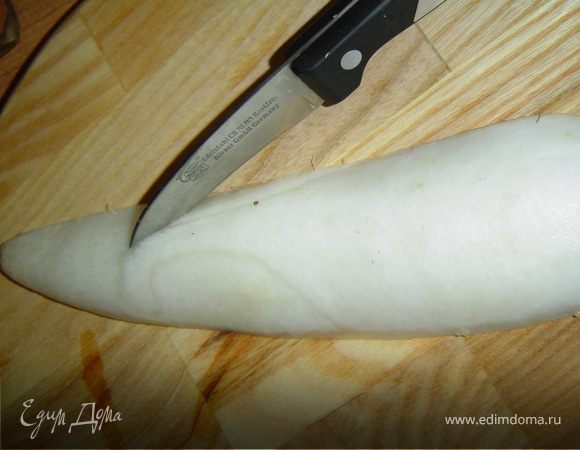 На выпуклой стороне наносим рисунок головы, шеи, туловища и прорезаем ножом. 