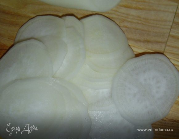 Теперь приступаем к изготовлению перьев хвоста.
Для этого редьку нарезаем тонкими кружочками или делаем это при помощи терки.