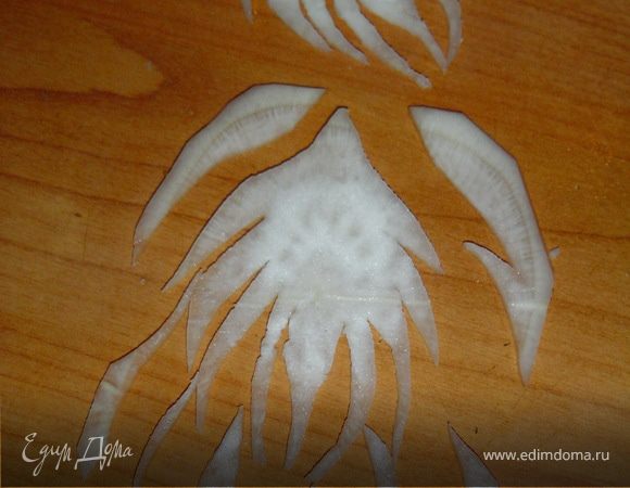 И с помощью ножа формируем перышки, как показано на фото. Количество перышек будет зависеть от того, какой величины Вы хотите видеть хвост у павлина.
