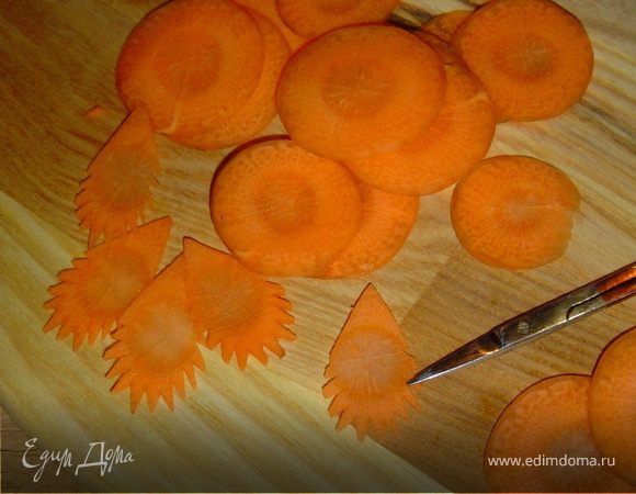 Серединку будем вырезать из моркови, также нарезав тонкие кружочки.С помощью ножа сделать насечки, серединка должна быть меньше основного перышка. Делайте так, как показано на фото.