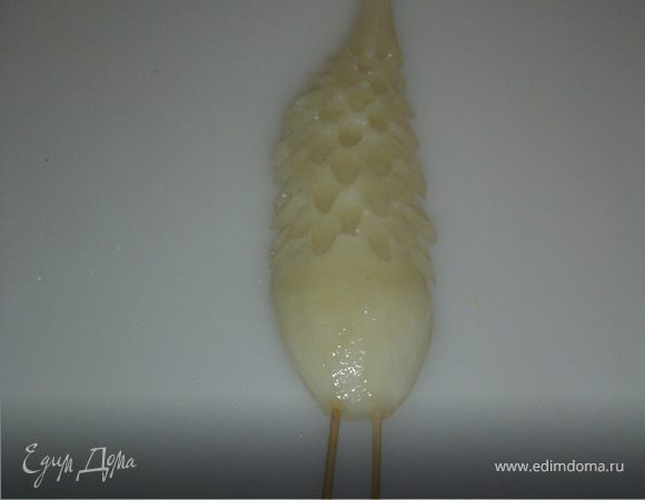 Все части готовы, теперь приступаем к сборке. В основание туловища вкалываем две зубочистки и вставляем в тыкву.