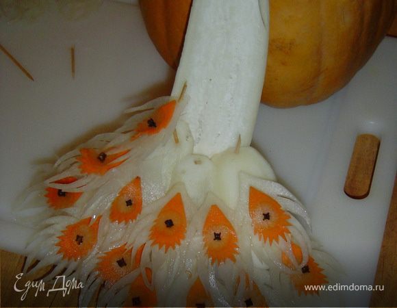 А к дайкону, с помощью зубочисток, крепим перышки, начиная снизу