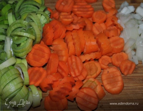 Лук порезать кубиками, морковь и порей кружечками