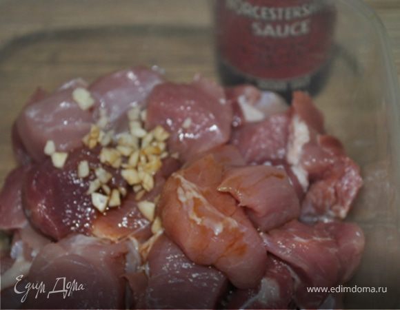 Мясо порезать кусочками, смешать с чесноком и вустерским соусом.
