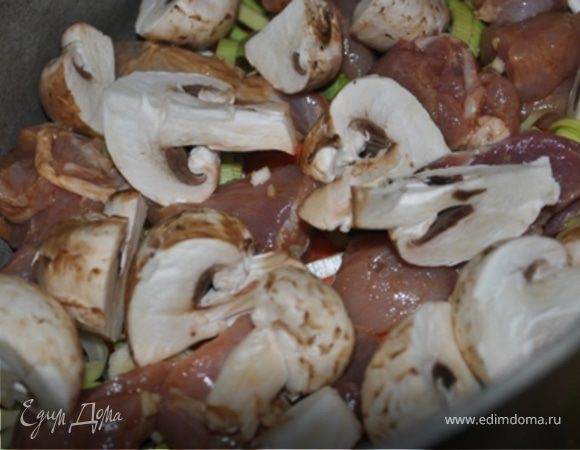 следующий слой - половина грибов и мяса, посолить.