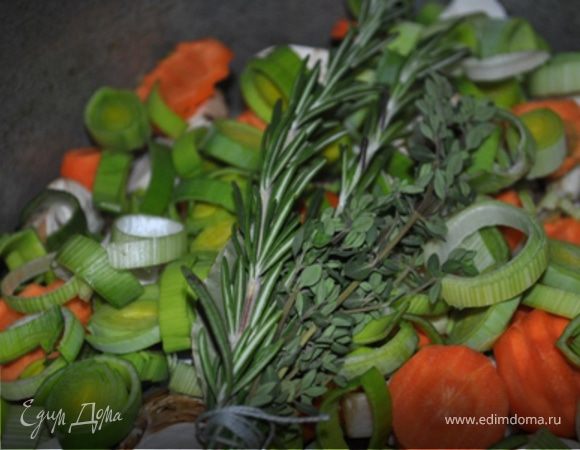 И снова повторить слои.
В центр положить подготовленный букетик гарни