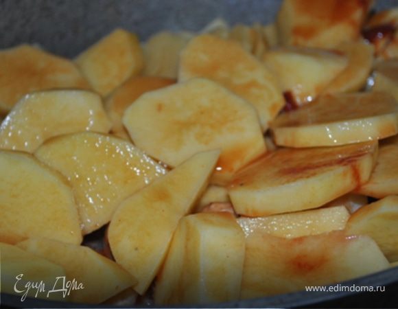 Сверху выложить картофель.
Бульон смешать с томатным пюре и залить им жаркое.