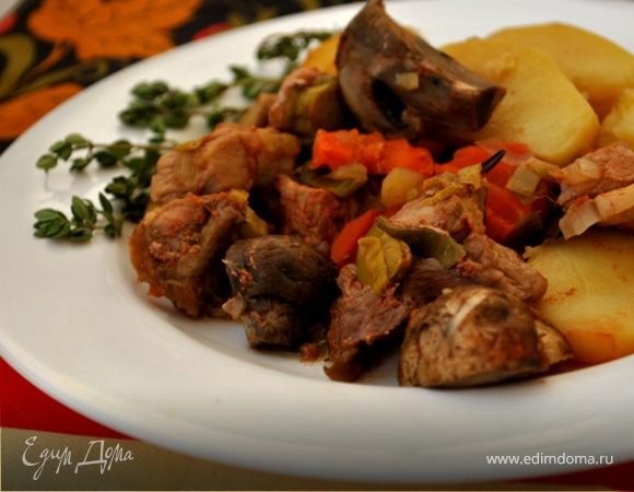 Накрыть крышкой, поставить в нагретую до 180-ти градусов духовку на 2,5 часа.
Смачного!