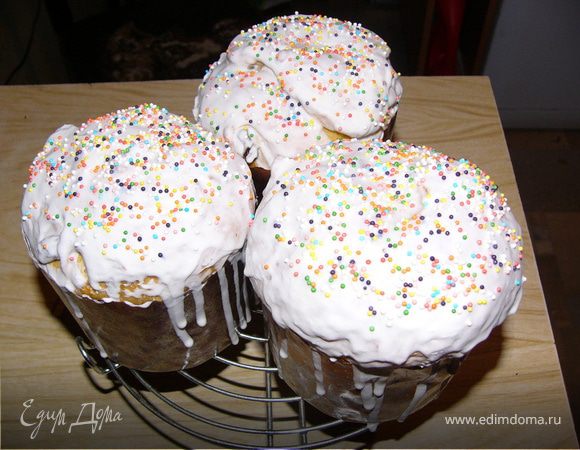 Куличи:
Раньше, до эры хлебопечек, надо было ставить опару, теперь все проще.  Загружаю все, как положено по правилу хлебопечки и ставлю на режим Деревенский хлеб, тесто с добавками, и через три с половинкой часа готово замечательное куличное тесто.
Остается только  разложить в формы, которые я тоже стараюсь купить готовые в магазине, так чтобы форма была заполнена тестом примерно на одну треть. Ставлю в холодную духовку для подъема. Это очень удобно, так как там нет сквозняков, столь вредных для куличного теста.
Когда тесто увеличится в объеме в два раза, то есть форма будет заполнена на две трети, включаю духовку на 160 градусов и на 50 минут!  У меня элекродуховка, я разогреваю заранее ее только для бисквитов, а почти все остальное очень хорошо получается, если разогрев идет с поставленными в нее блюдами.
Когда куличи испекутся, ставлю их остывать. 
Тем временем достаю из холодильника белок от одного яйца, ложечку лимонного сока добавляю и сто грамм сахарной пудры. Все взбиваю венчиком. 
Потом наношу в три захода глазурь и сверху посыпка. Вот и все.
