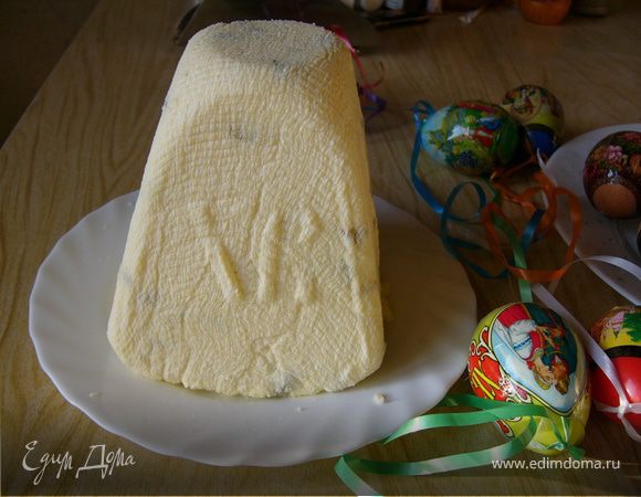 Пасха.
Масло надо выложить заранее из холодильника, чтобы оно размягчилось основательно. 
Творог перетереть с сахаром до однородной консистенции, добавить размягченное масло, опять перетереть, добавить сметану и ваниль, все старательно перемешать.  В самый последний момент всыпается изюм.  
Даем немного постоять при комнатной температуре.  И в форму для пасхи, выстеленную марлей. И под гнет. 
В качестве гнета использую 400 граммовую банку с кукурузой, как раз то, что надо. Пусть стоит часов восемь в прохладном месте, но не в холодильнике . Потом гнет можно убрать и поставить в холодильник.