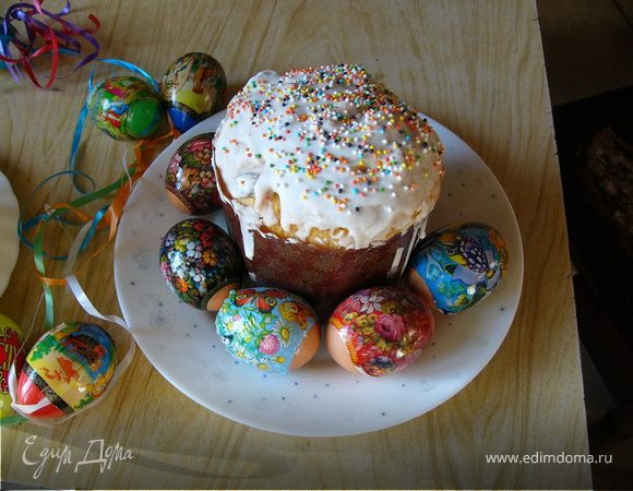 Осталось только украсить пасхальные яйца.