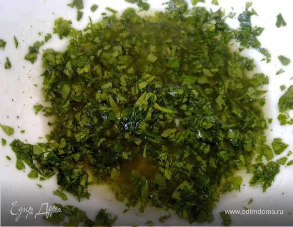 В небольшой миске смешайте оливковое масло, лимонный сок, соль, перец и петрушку. 