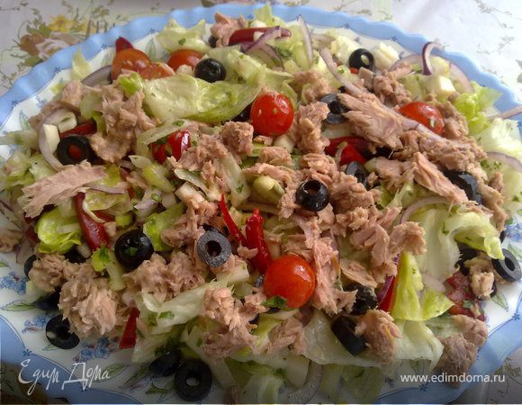 •	Фенхель, сельдерей мелко нарезать, лук – тонкими полукольцами, помидорки черри – пополам, перец- тонким полосками длиной примерно 4-5 см. Выложите в миску салатные листья, нарезанные овощи и смешать с заправкой. Выложить на блюдо и сверху положите тунец и порезанные маслины.