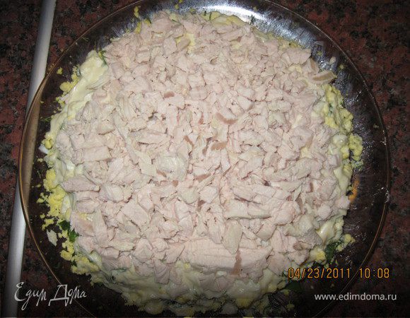 Белки измельчите и распределите поверх грибов, зелени и желтков. Смажьте майонезом. Каждый слой можно немного подсолить. Филе мелко нарежьте и выложите следующим слоем, сдобрите майонезом. Затем тертый сыр и снова немного майонеза. Поставьте в холодильник на 1 час. 