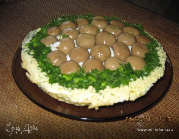 Накройте другим блюдом и переверните. Вот и получилась «полянка». Приятного аппетита!