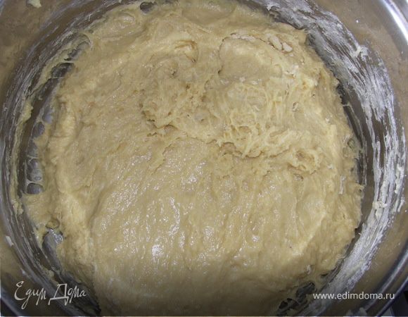 Добавить оставшиеся 100г муки и домесить тесто руками.Поставить в тёплое место на1 час.