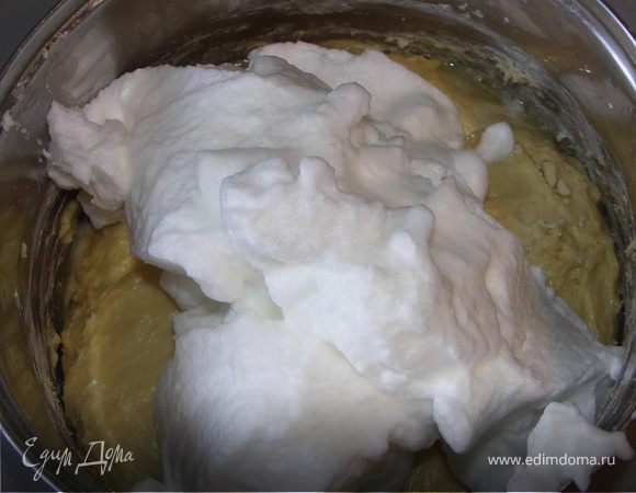 Белки взбить в крепкую пену и вмесить руками в тесто.Поставить отдохнуть тесто в тёплое место на 1 час.Под салфеткой.