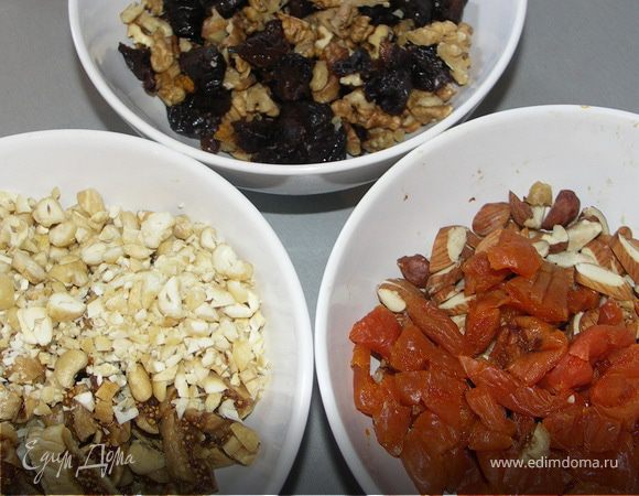 Орехи и сухофрукты крупно порезать.