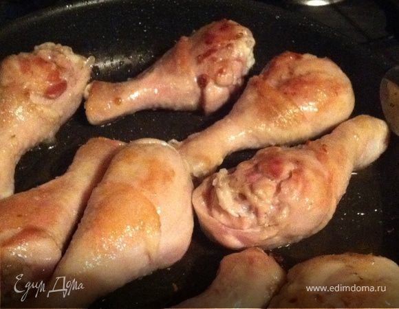 Обжарила наши замаринованные ножки на сковородке, переворачивая, чтоб равномерно прожарилось, до состояния полу-готовности. Масла на сковородке должно быть достаточное количество, чтоб потом панировка хорошо налипла, но тоже особенно не переусердствуйте -  курица отдает жир.