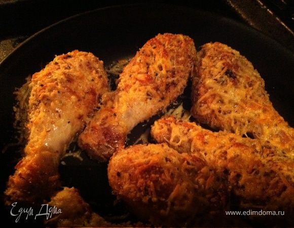 Сухари перемешала с натертым на мелкой терке сыром, солью и перцем. Обваляла ножки, только что снятые со сковороды, в панировке и отправила в разогретую до 180 градусов духовку. Прежде чем обвалять – всю ножку надо смочить маслом со сковороды, иначе панировка не прилипнет. Минут 5-10 ждем и включаем гриль. Когда панировка зарумянится – наши ножки готовы. Подавать с любым гарниром! Приятного аппетита!